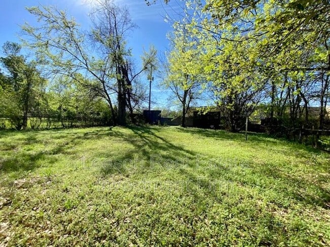 Building Photo - 323 W 83rd St