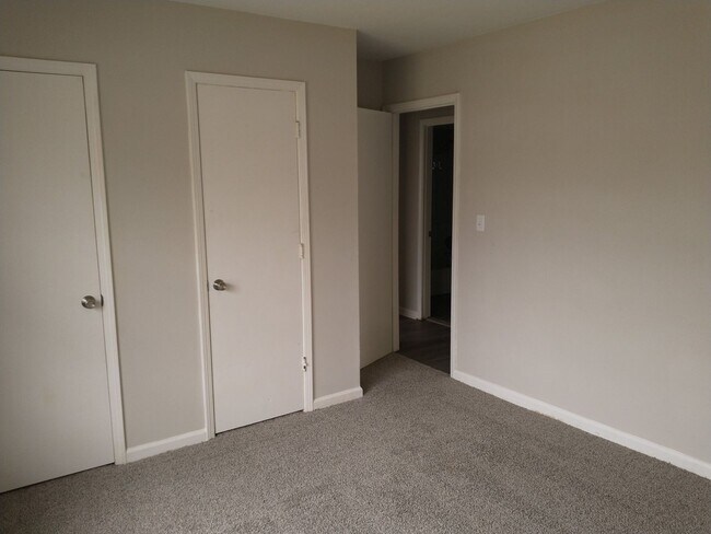 Building Photo - Nice 4/2--Move in Ready--Total Electric