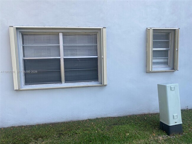 Building Photo - 335 W Laurel Dr