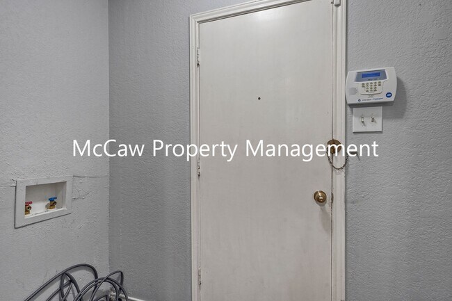 Building Photo - Spacious and Sparkling 2/1 Duplex in Fort ...