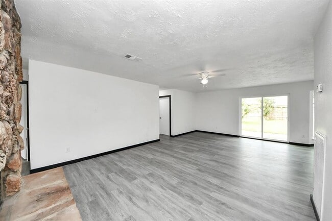 Building Photo - 4015 Lufborough Dr