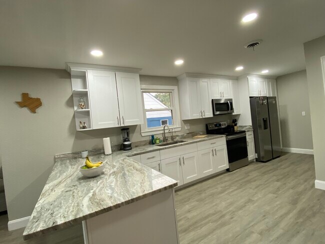 Building Photo - 6425 Sedgefield Dr
