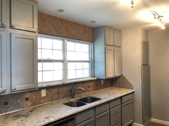 Building Photo - 252 Stallion Dr