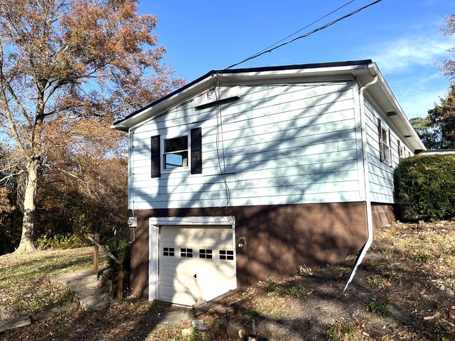 Building Photo - Charming 4-Bedroom, 2-Bath Ranch Home in L...