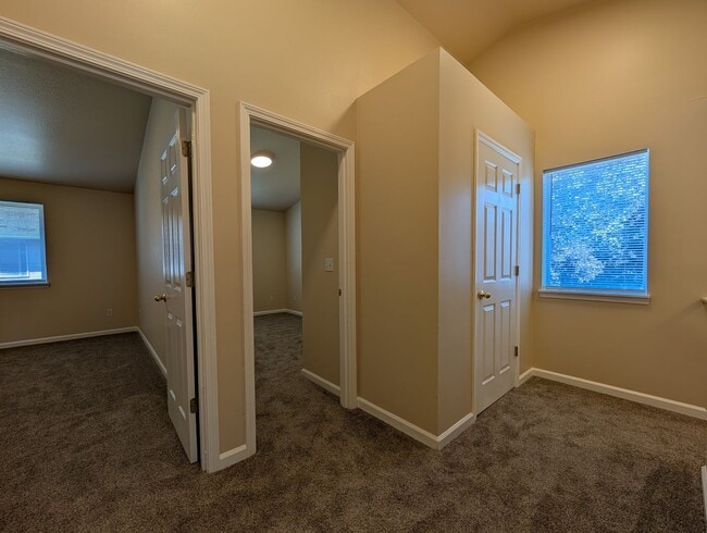 Building Photo - 3 bdrm/2 bthrm Duplex with Single Car Gara...