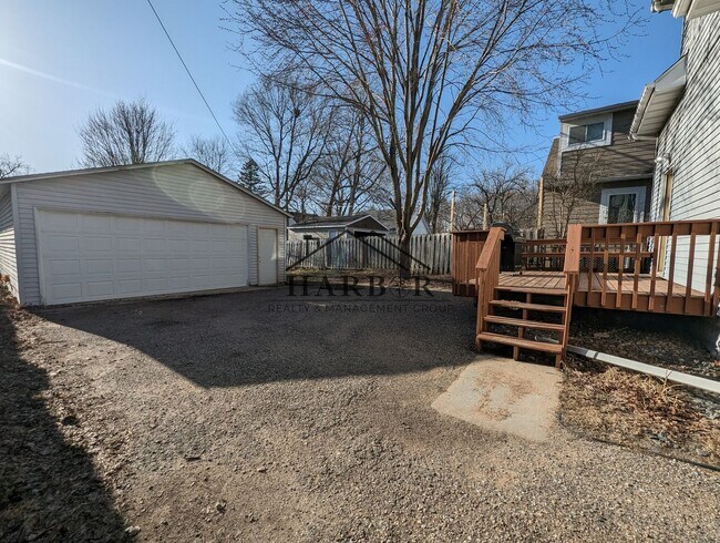 Building Photo - Charming single family home with beautiful...