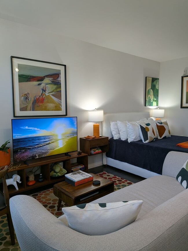 Building Photo - Studio Apartment Home on Top Floor with views of City Hall!