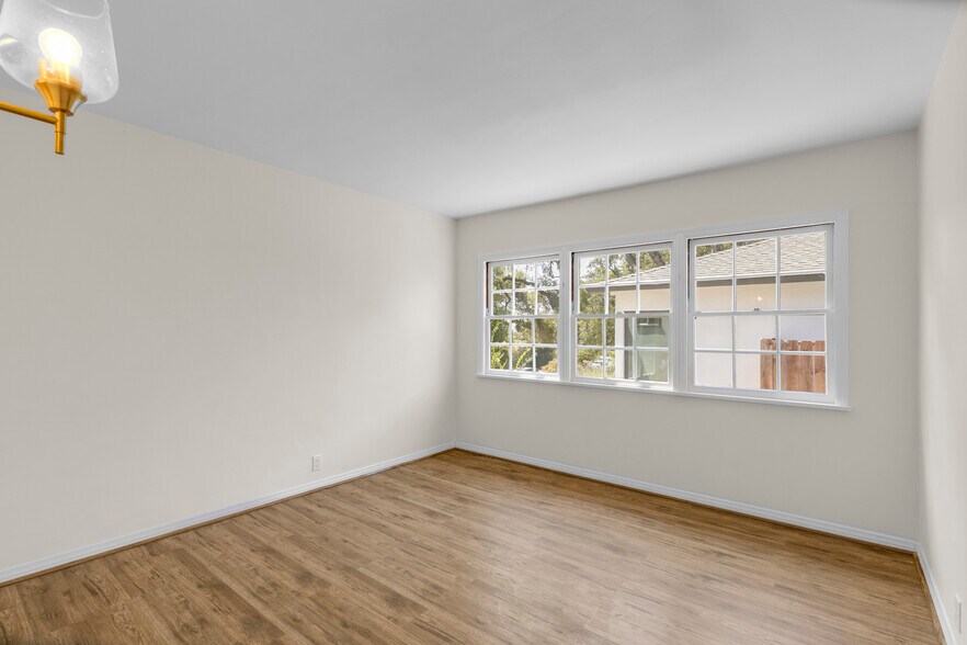 Building Photo - 2151 N Altadena Dr