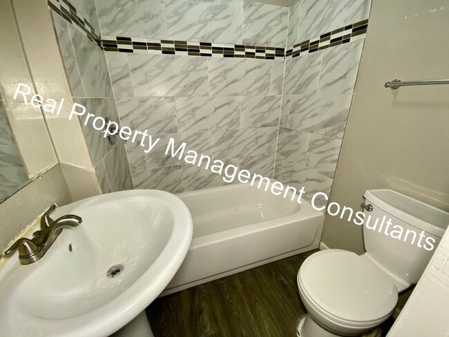 Building Photo - Charm and Space in 3 Bedroom Home