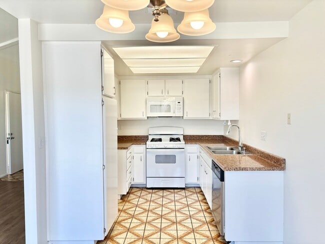 Building Photo - Oxnard | Welcome to the Pearl of Oxnard Du...