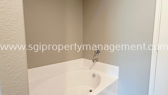 Building Photo - 942 Primrose Dr