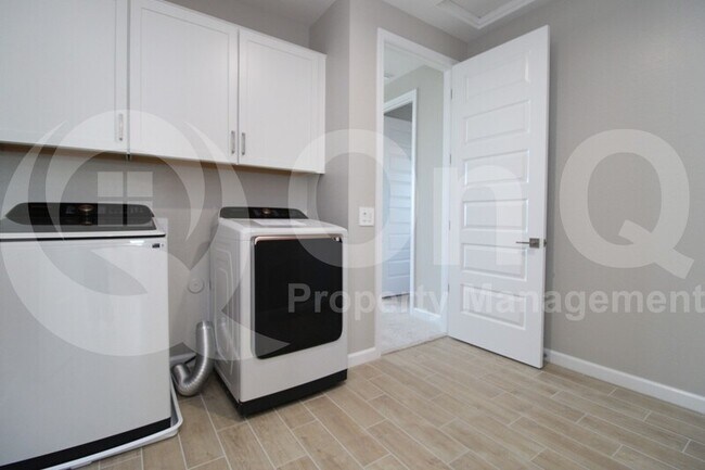 Building Photo - 5976 E Quail Ave