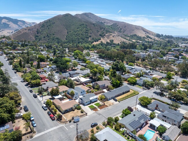 Building Photo - AVAILABLE FOR 2026-2027 SCHOOL YEAR...14 B...