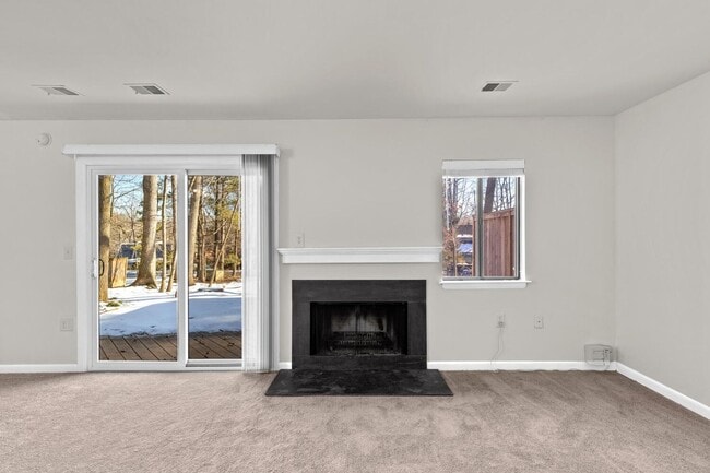 Building Photo - Updated 1800+ sq/ft 3 bdrm 2.5 bath end unit townhome