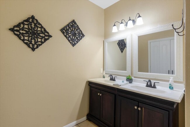 Building Photo - 5343 Oak Cove Dr