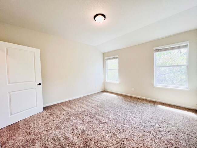 Building Photo - 10218 Lynwood Vlg
