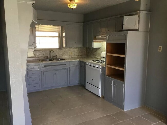 Building Photo - 1/2 OFF FIRST MONTHS RENT!  Great 3 Bed 1 ...