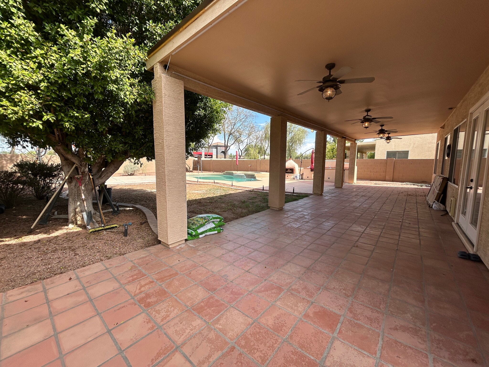 Building Photo - 9885 S La Rosa Dr
