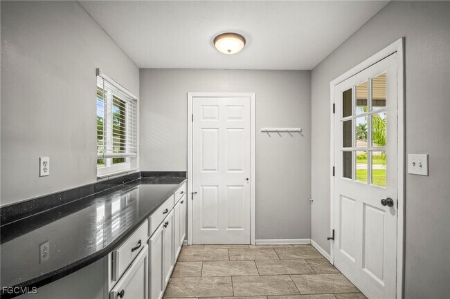Building Photo - 2210 Parkview Dr