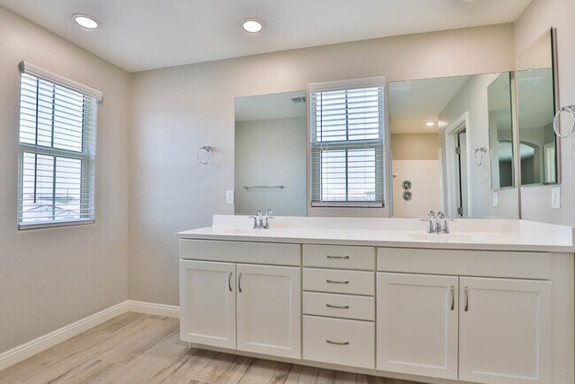 Building Photo - 9805 E Specter Dr