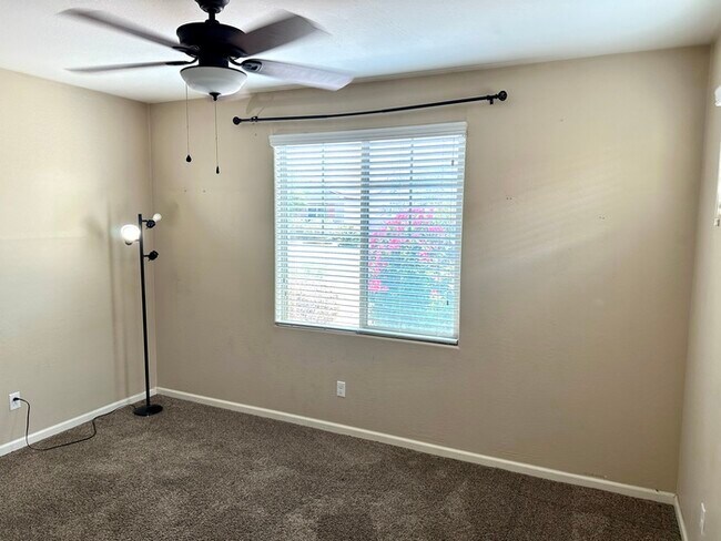 Building Photo - Gorgeous Layton Lakes with pool!