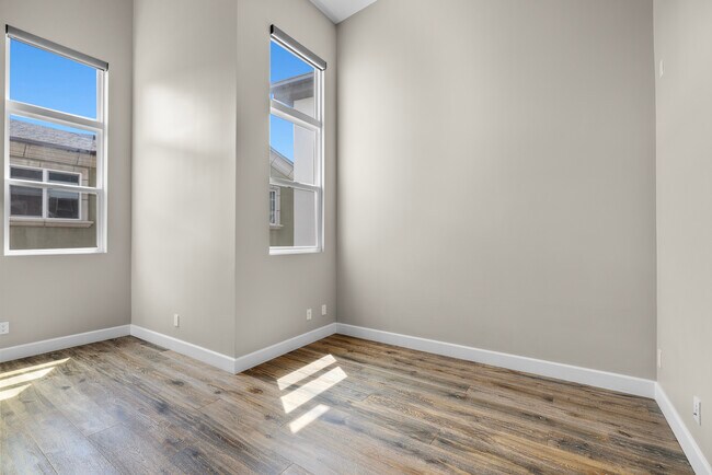 Building Photo - 2415 Carnegie Ln