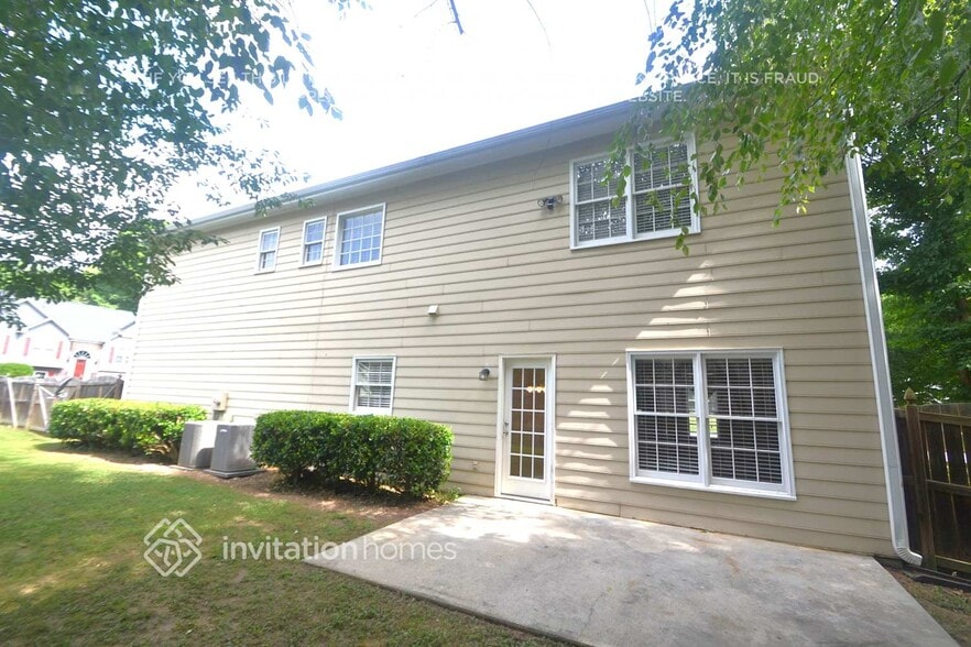 Building Photo - 2880 Park Chase Dr