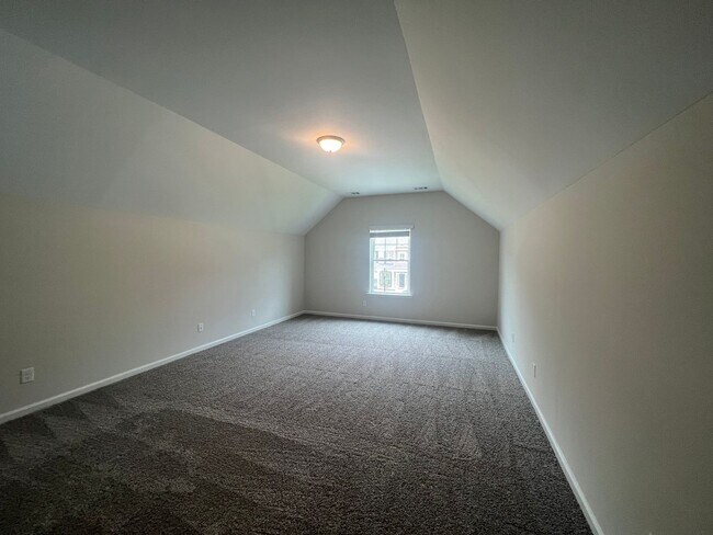 Building Photo - 5 bedroom, 3 bath home in Savannah, near I-16