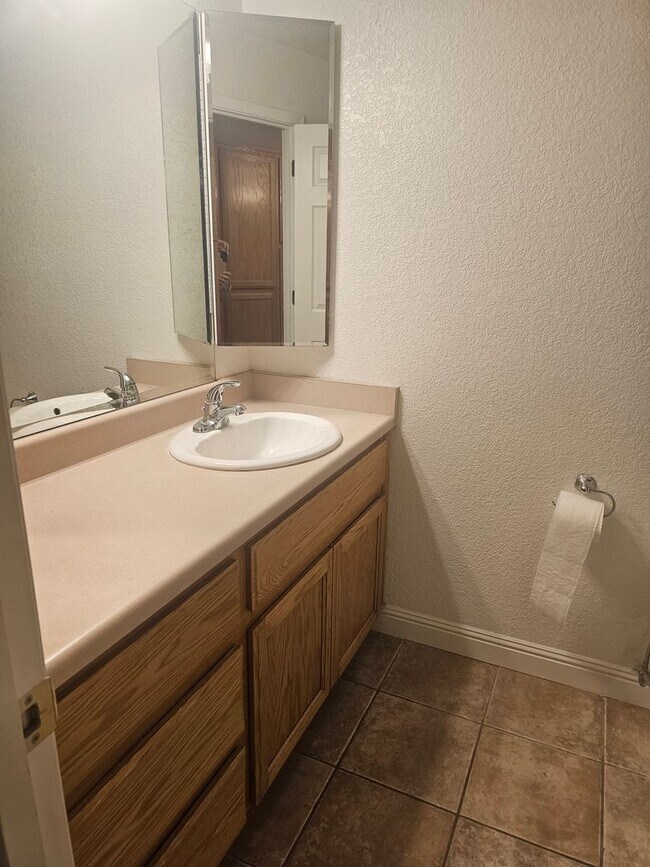 Building Photo - Unfurnished Long Term