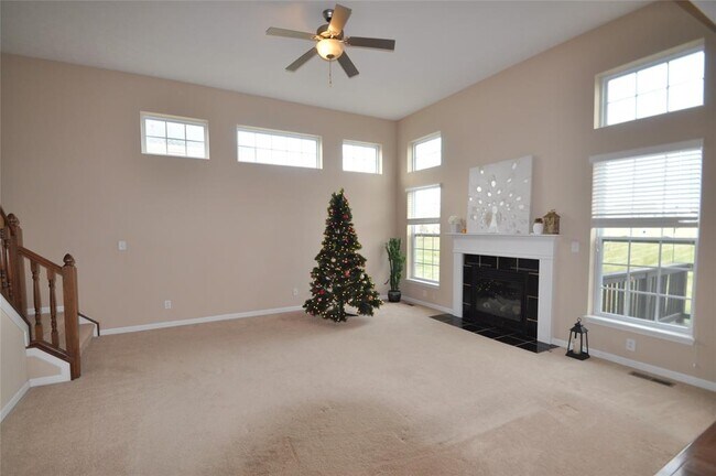 Building Photo - 2556 Diamond Lake Dr