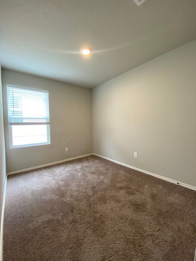 Building Photo - Move in Ready 3 bd/2 ba with bonus rooms!