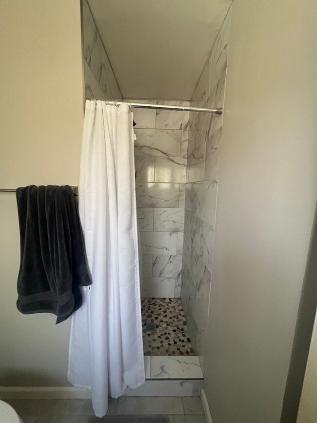 Building Photo - 10 bedrooms 7 bathrooms- 5 master bedrooms total!