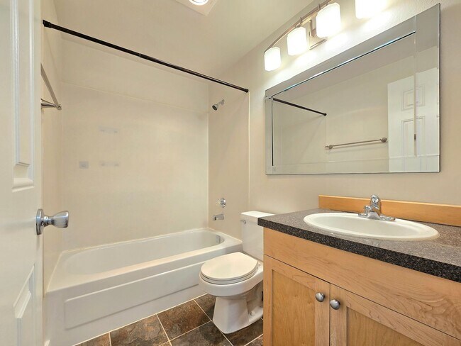 Building Photo - 2 Bedroom Condo Available in Kenmore