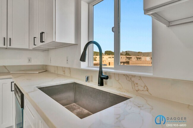 Building Photo - 11845 Hamlin St