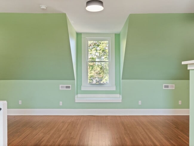 Building Photo - Big House