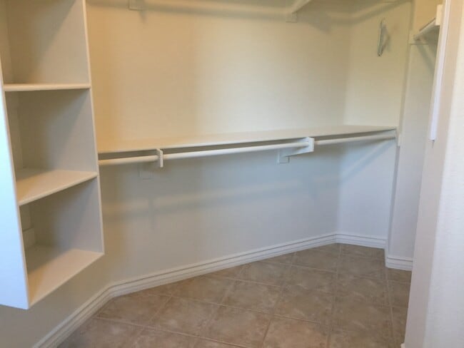 Building Photo - Gorgeous large single family home in Eastlake!