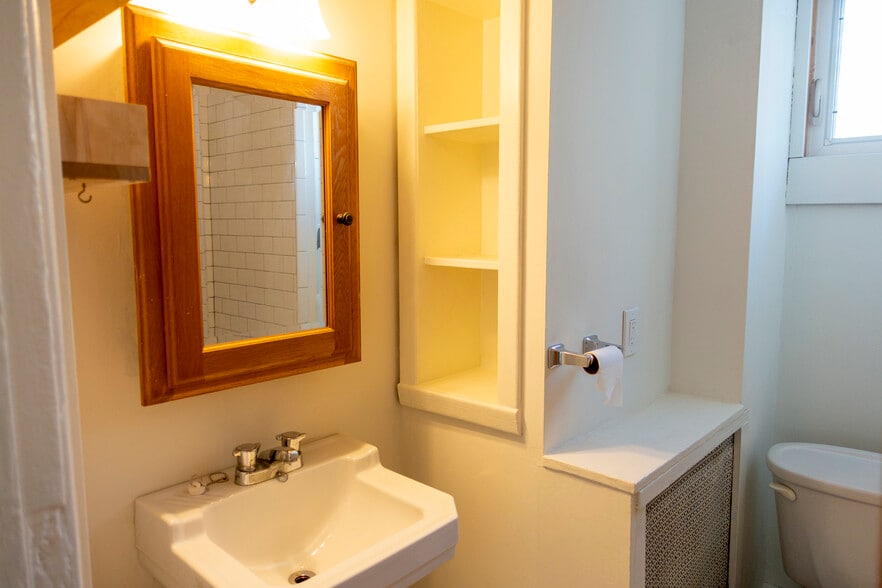 Bathroom from another angle. - 30 Royal St