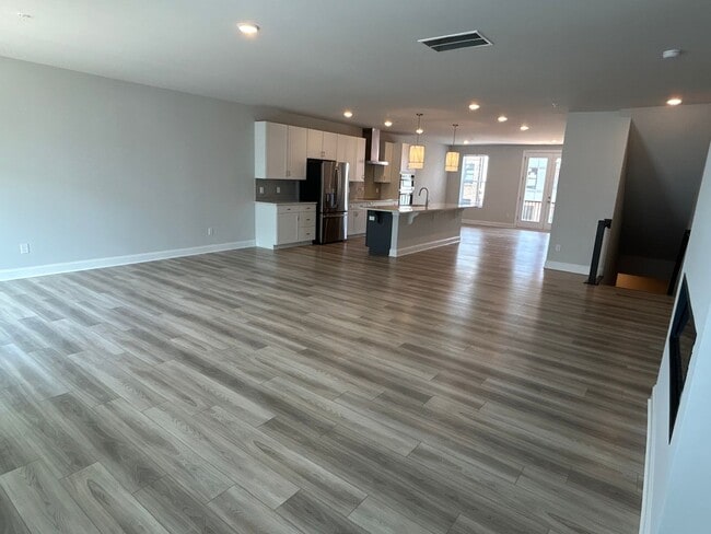 Building Photo - Luxury Condo in Raleigh - 3 beds|2.5 baths...