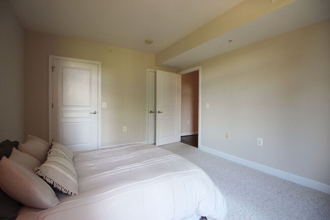 Building Photo - Midtown 1BR Condo