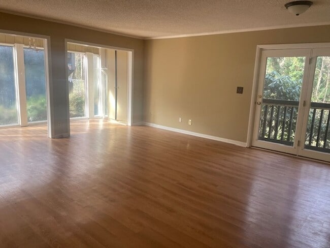 Building Photo - Perfectly located condo in Winston-Salem