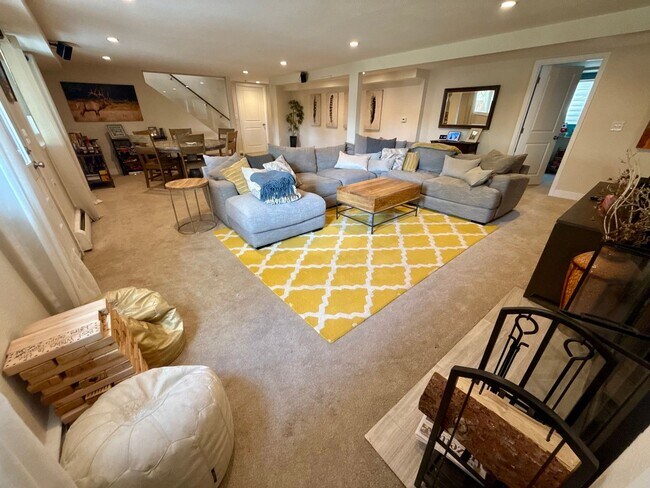 Building Photo - Sprawling 6 BR 4 BA Applewood Paradise - Live in Luxury with this Entertainer's Dream!