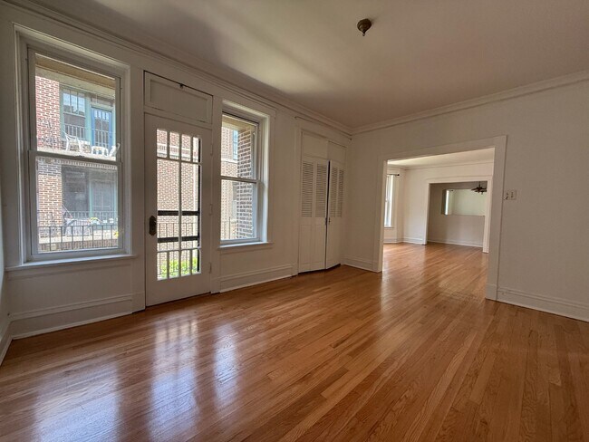 Building Photo - ?? Bright & Spacious 1BR in Hyde Park – He...