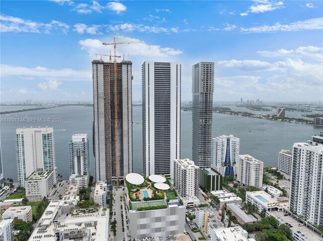 Building Photo - 700 NE 24th St