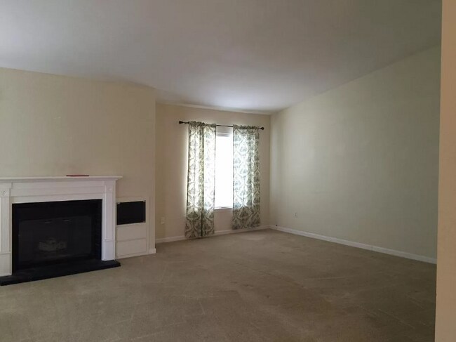 Building Photo - 10665 Cherry Hills Dr