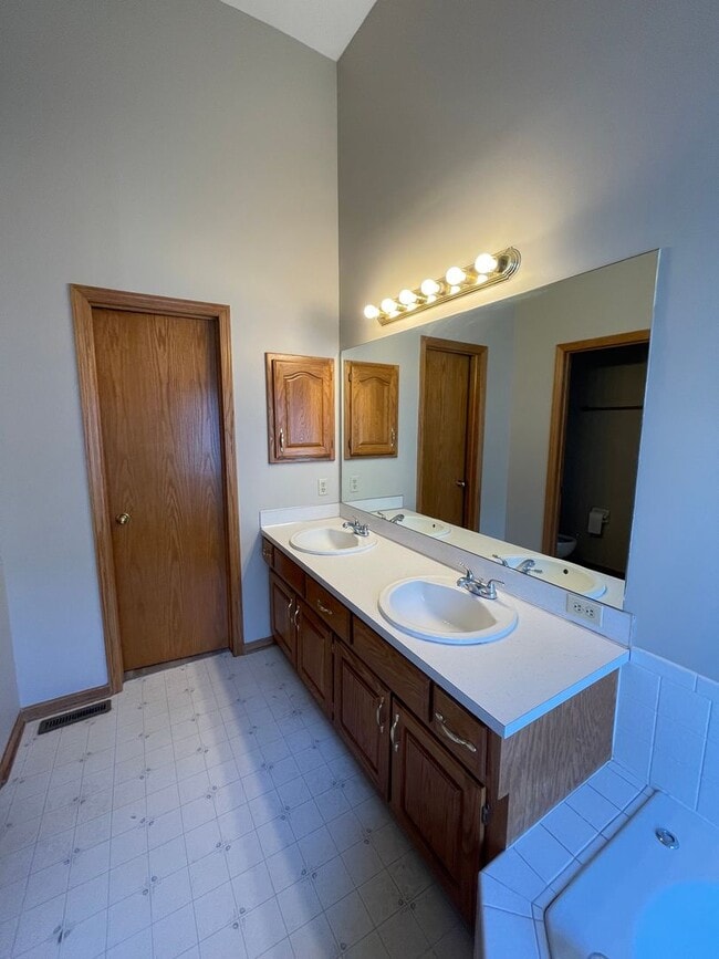 Building Photo - 17116 I St