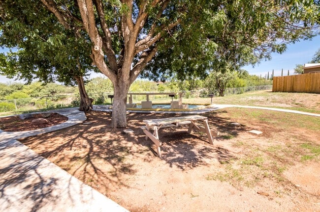 Building Photo - Cozy Condo! 2 Bedroom, 1 Bath, Washer & Dryer and Jacuzzi included!