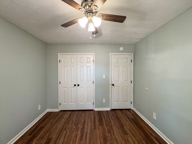 Building Photo - Charming 3 Bed 2 Bath Home with Fenced Backyard