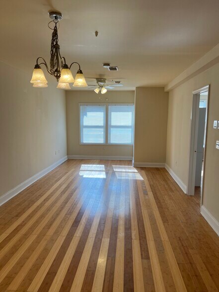 Building Photo - 2527 Brookfield Ave