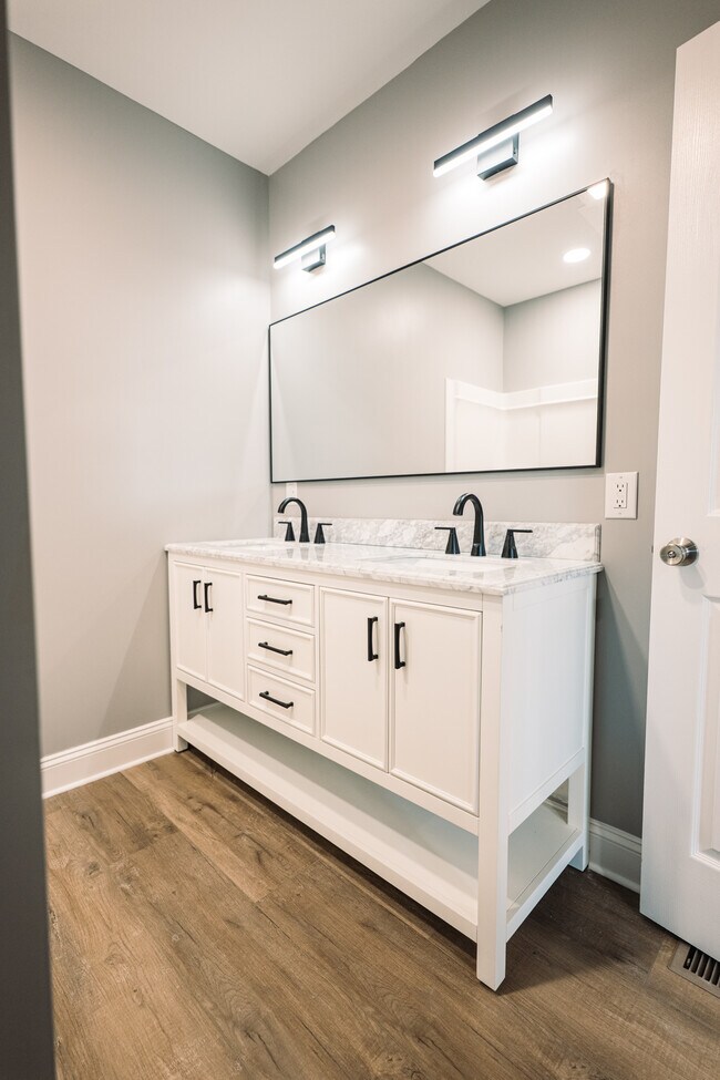 Building Photo - UNIT B