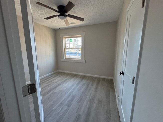 Building Photo - 3 Bedroom. Fully remodeled,  Close to I-77...